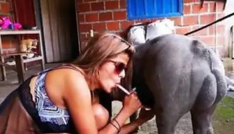 Perverse vrouw zoophile wordt geneukt door een beer met een lange lul