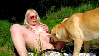 Russe blonde aux tétons percés et la chatte baise avec un chien dans la nature