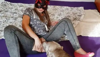 Le mari prend la maison de zoo porno de sa femme avec un chien