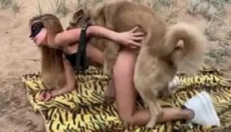 Ragazza russa Sonya scopa con il cane sulla spiaggia vicino al mare