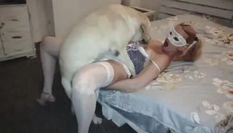 Köpek sevgili Yasmin mates üzerinde the yatak ile bir sarışın köpek Yasmin köpek seks HD